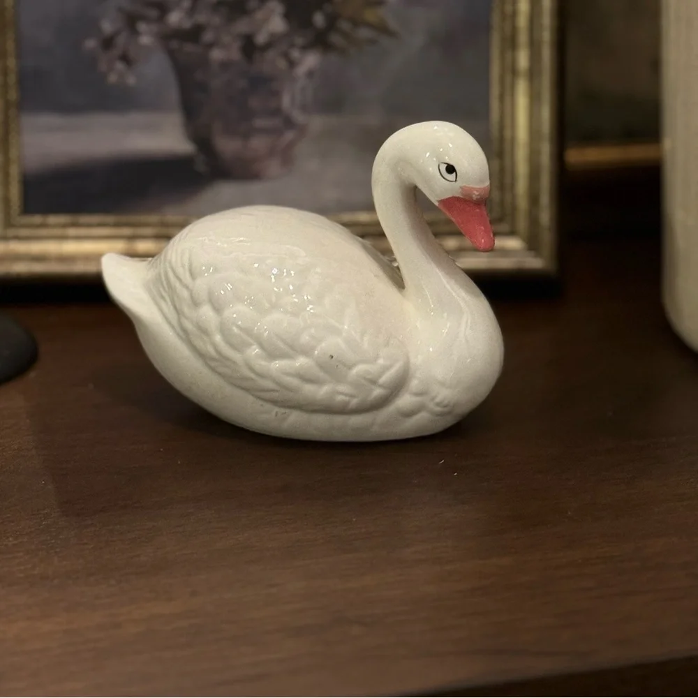 Vintage 1988 Trippie’s ceramic glazed swan figurine